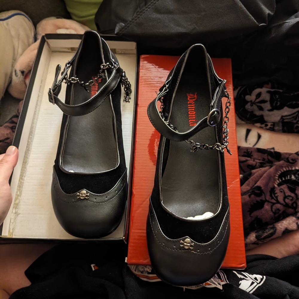 Black Women's Shoes with Chain Detail